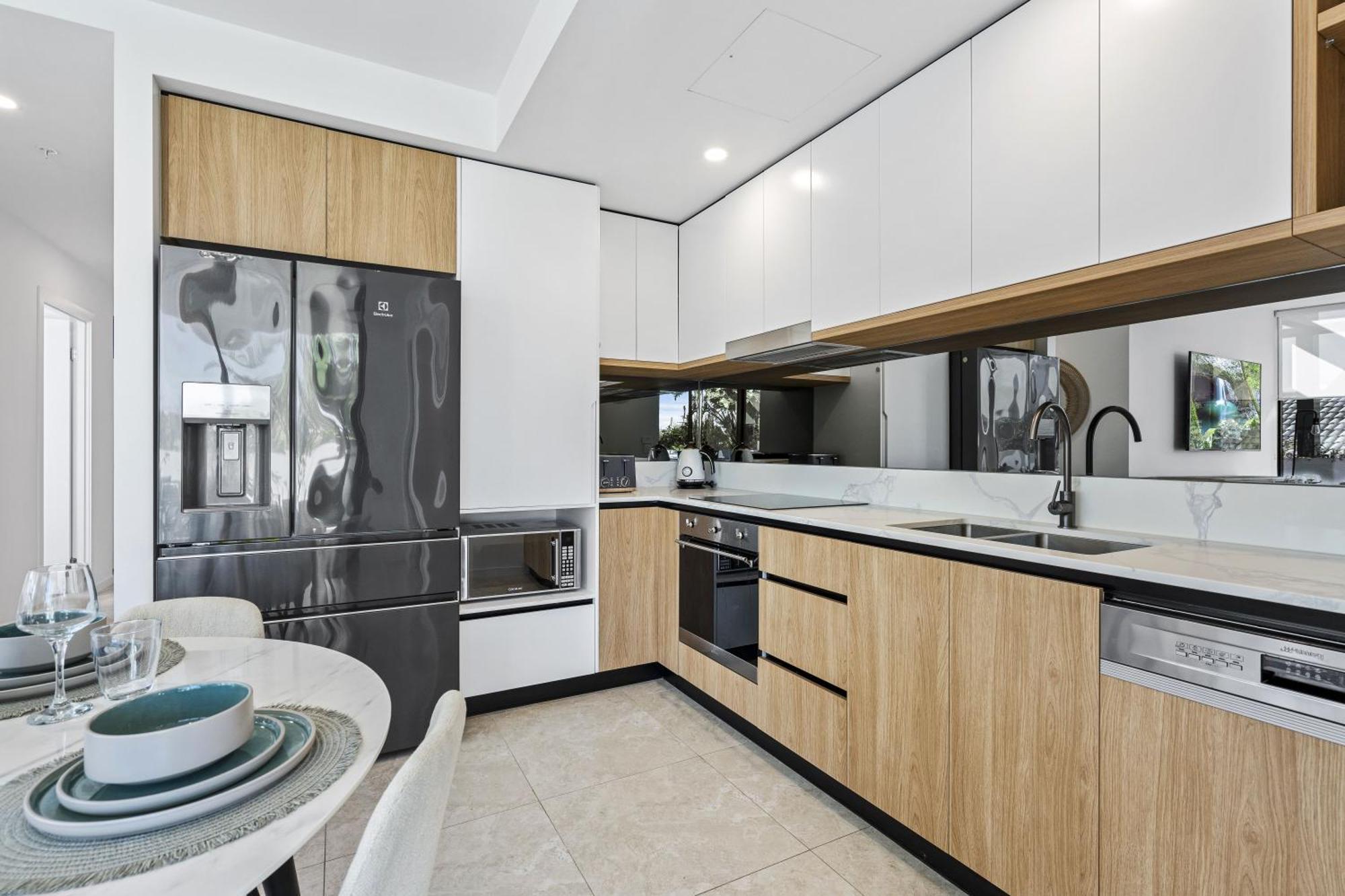 Modern 2-bedroom Private On Floor In Broadbeach Apartment