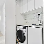 Modern 2-Bedroom Private Apartment On Low Floor In Broadbeach
