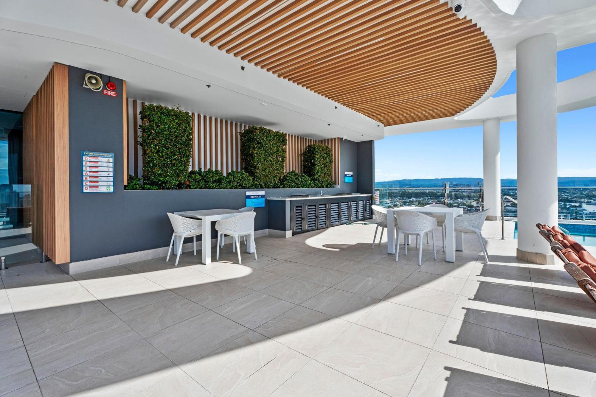 Modern 2-bedroom Private On Floor In Broadbeach Apartment *