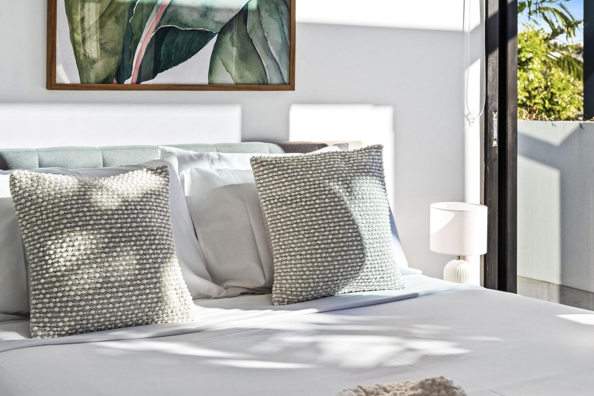 Modern 2-bedroom Private On Floor In Broadbeach